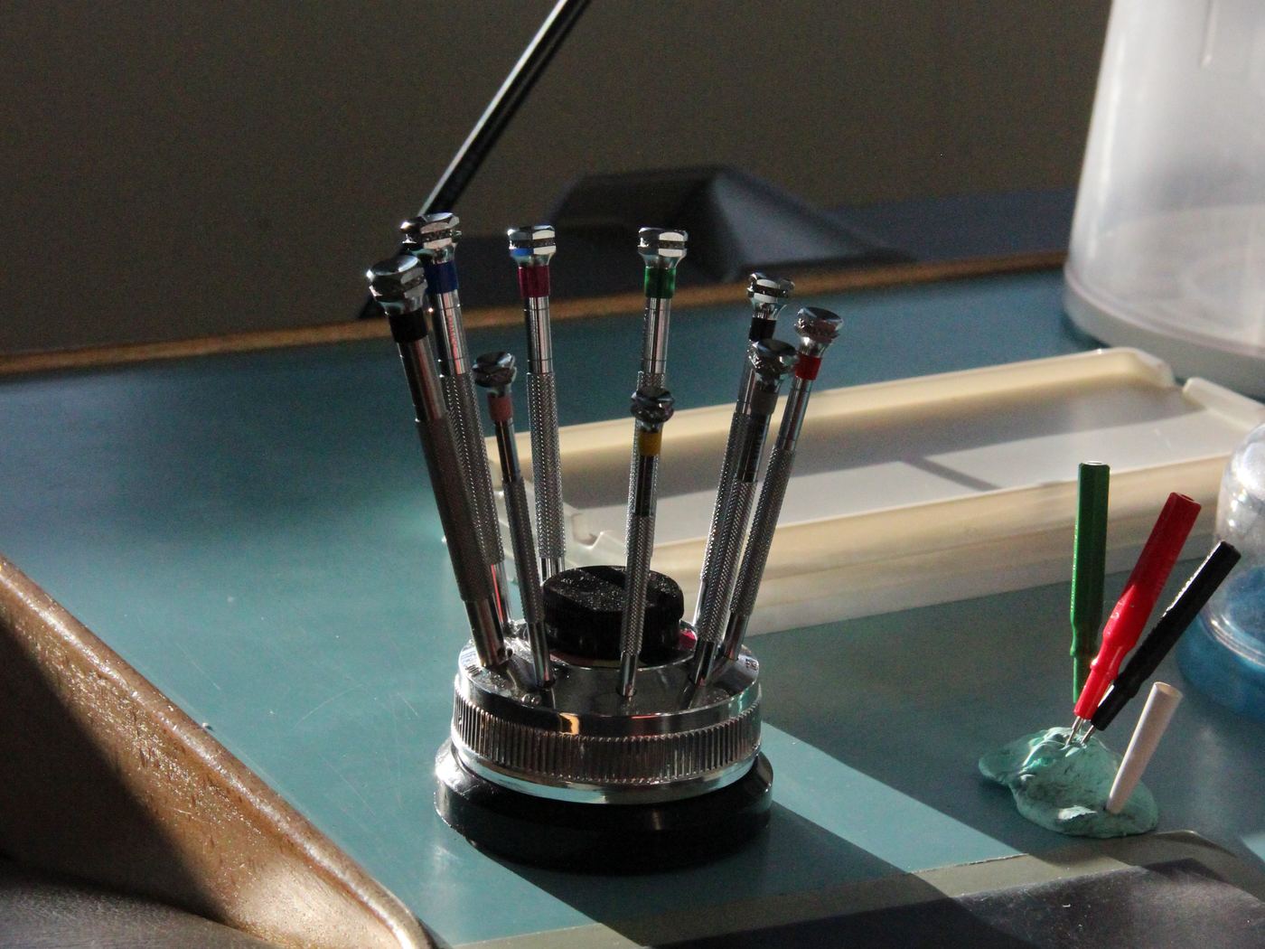 Porte-outils d'horloger sur un établi de l'atelier CLD Design à Plan-les-Ouates