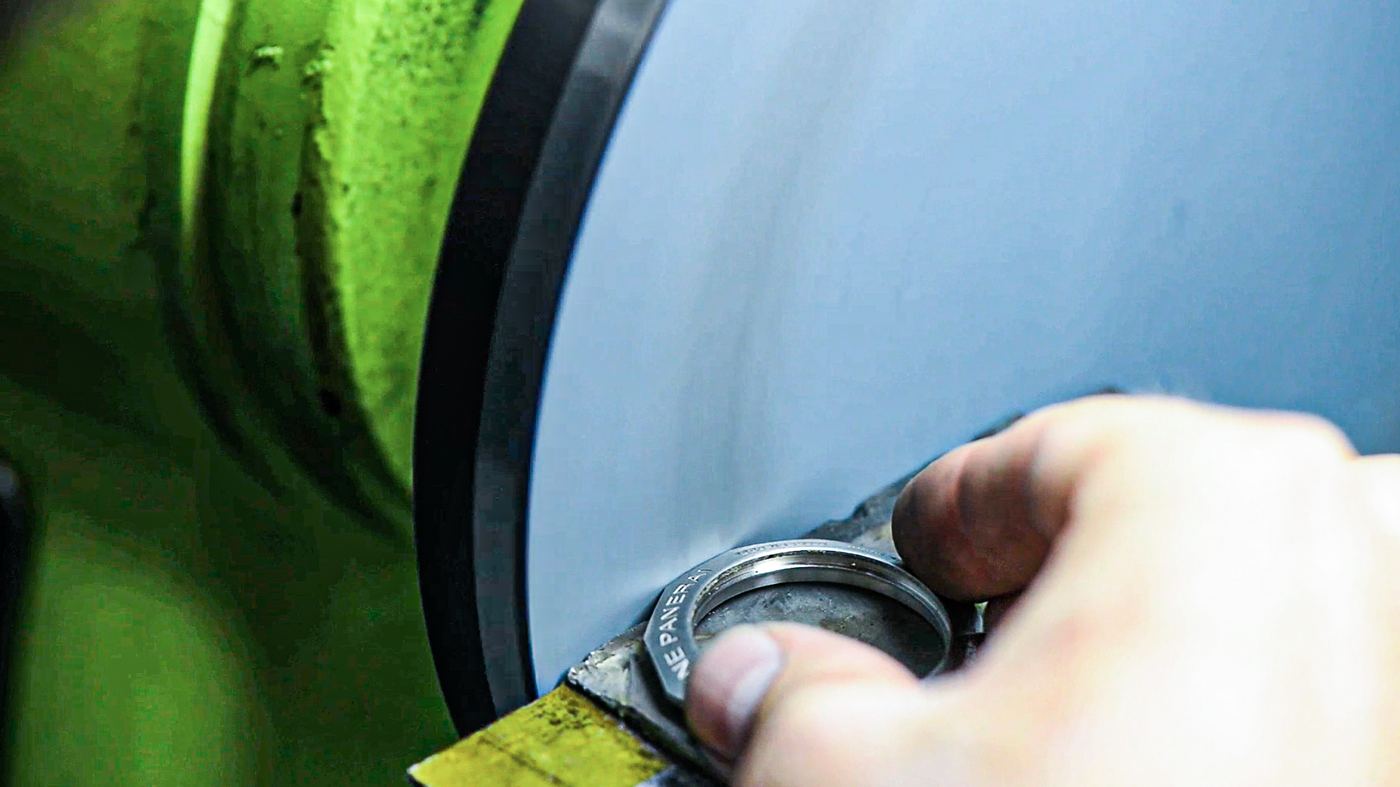 Polissage d'une lunette de montre sur meule, atelier de Plan-les-Ouates