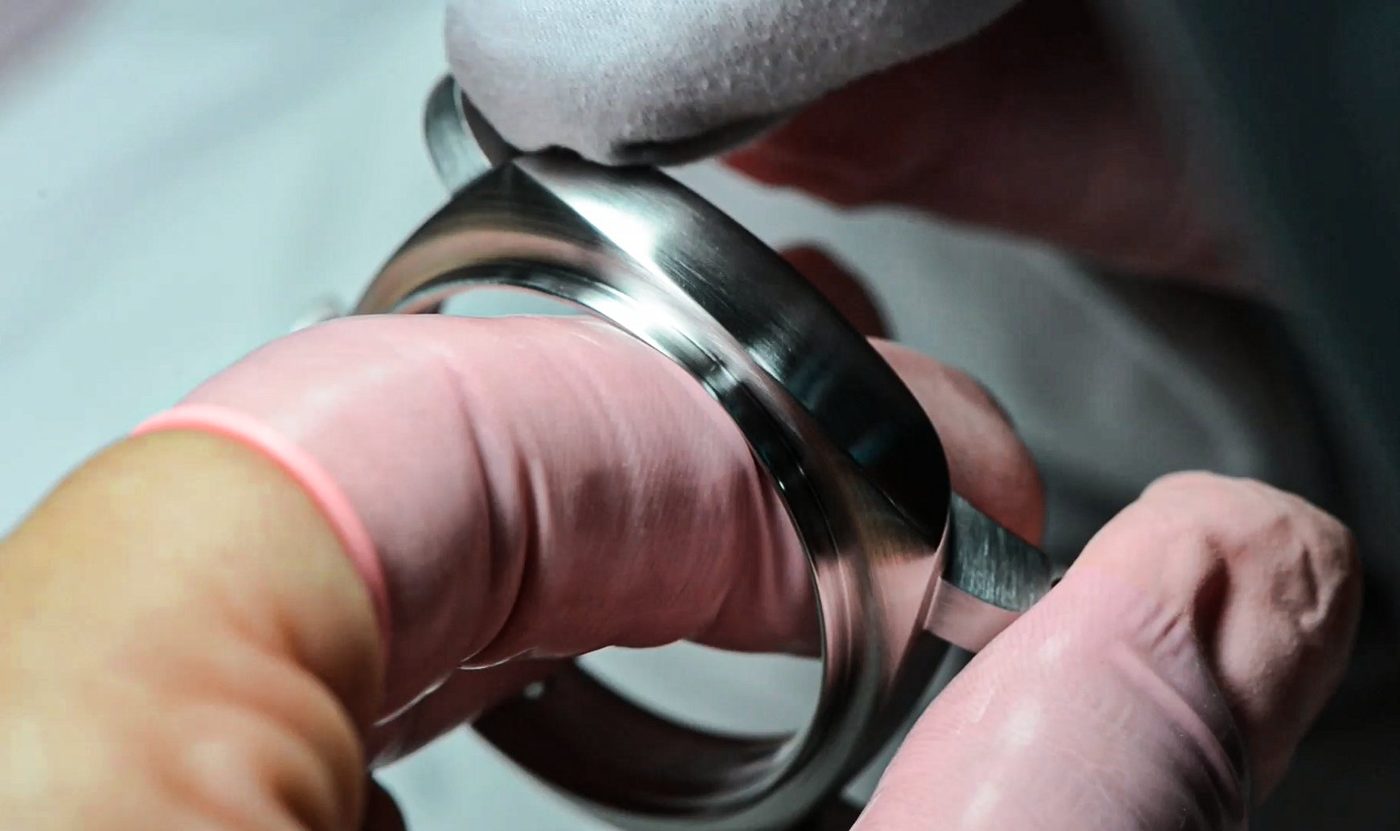 Boîte de montre au poli miroir, finition à la main