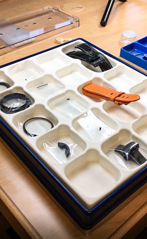 Inventaire photographique d'une montre démontée à réception à l'atelier CLD Design